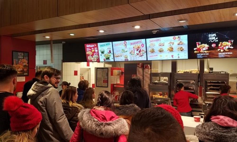 Καναδάς: Μάζεψε 25.000 δολάρια για την υπάλληλο των KFC